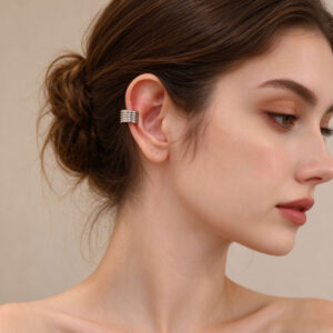 Ear Cuff με Ανάγλυφες Γραμμές σε Ασημί Χρώμα
